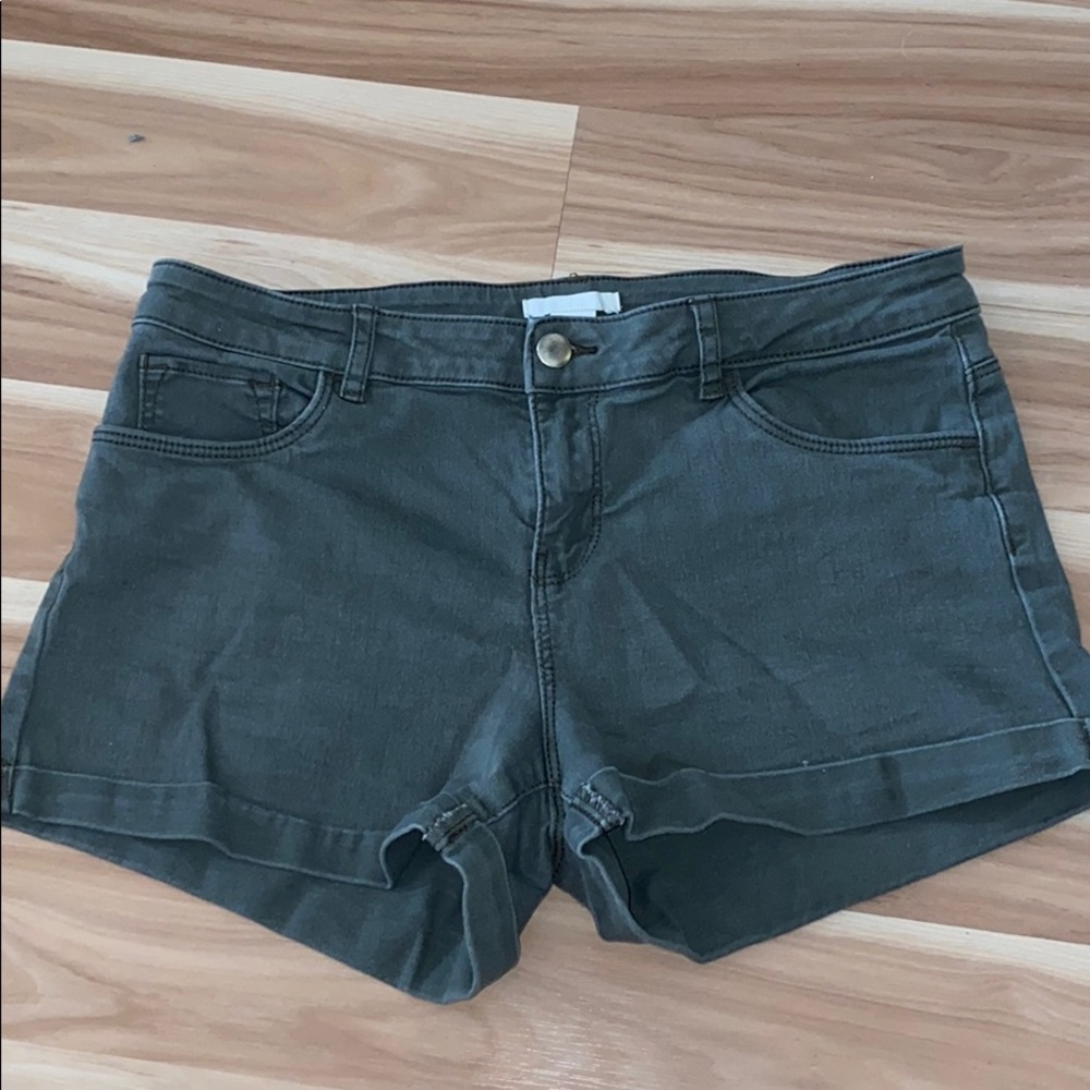 H&M shorts - olive green - size 8